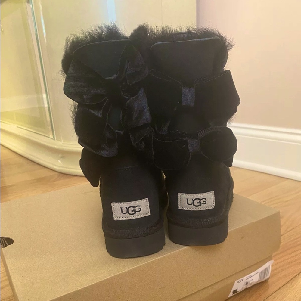 Ugg Bailey bow II Velvet Ribbon Size 5